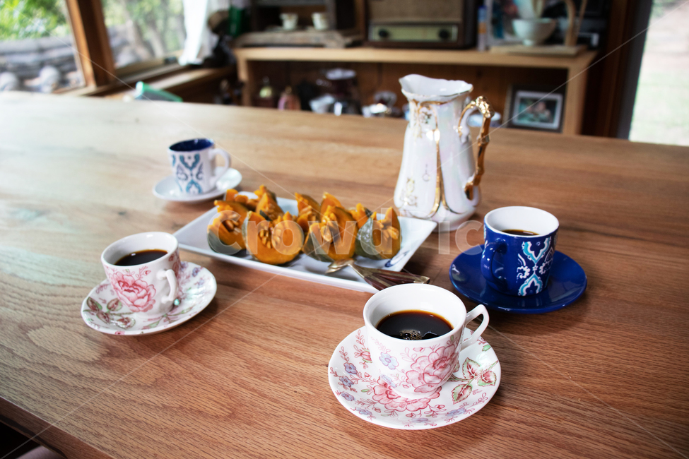 나무테이블,table,woodentable,saucer,받침접시,pottery,도기류,커피컵,coffeecup,컵,cup,tea,teapot,vintage,빈티지카페,카페,단호박,커피,아메리카노,coffeetime,teatime,가구,나무가구,woodfurniture,커피,카페,coffee,cafe