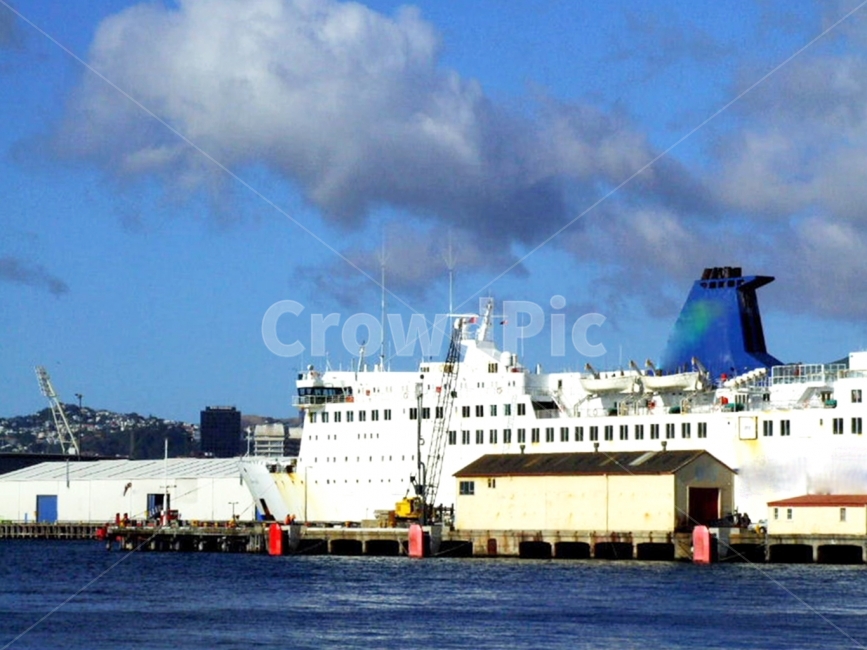 바다,배,구름,하늘,항구,ship,boat,sea,ocean,sky,cloud,배경사진,배경화면,배경,background,풍경,풍경사진,scene,view,보트,감성사진,평화로운,분위기,차분한,차분함,평화로움,ambience,atmosphere,calm,peaceful,tranquil,still,교통,교통수단,traffic,transportation,ferry,나룻배,vehicle,차량