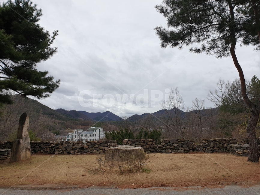 자연,숙소,산,양쪽나무,가운데돌