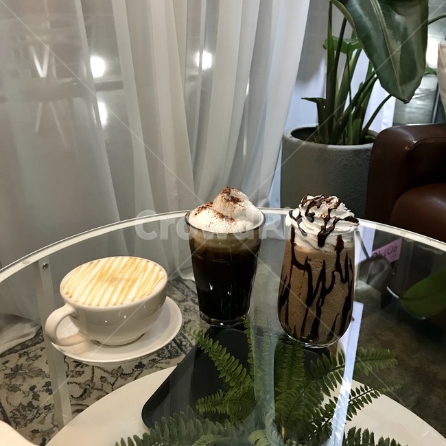 커피,카페,아인슈페너,카라멜마끼아또,카라멜마키아또,초코라떼,감성,예쁜카페,분위기,라떼,coffee,cafe,후식,디저트