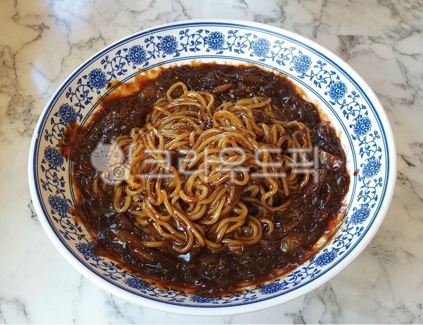 onion,plate,bowl,food,Jjajang Sauce,meal,Jajangmyeon,Chunjang,Chinese cuisine,meat,Noodles,Chinese restaurant,Noodle dish