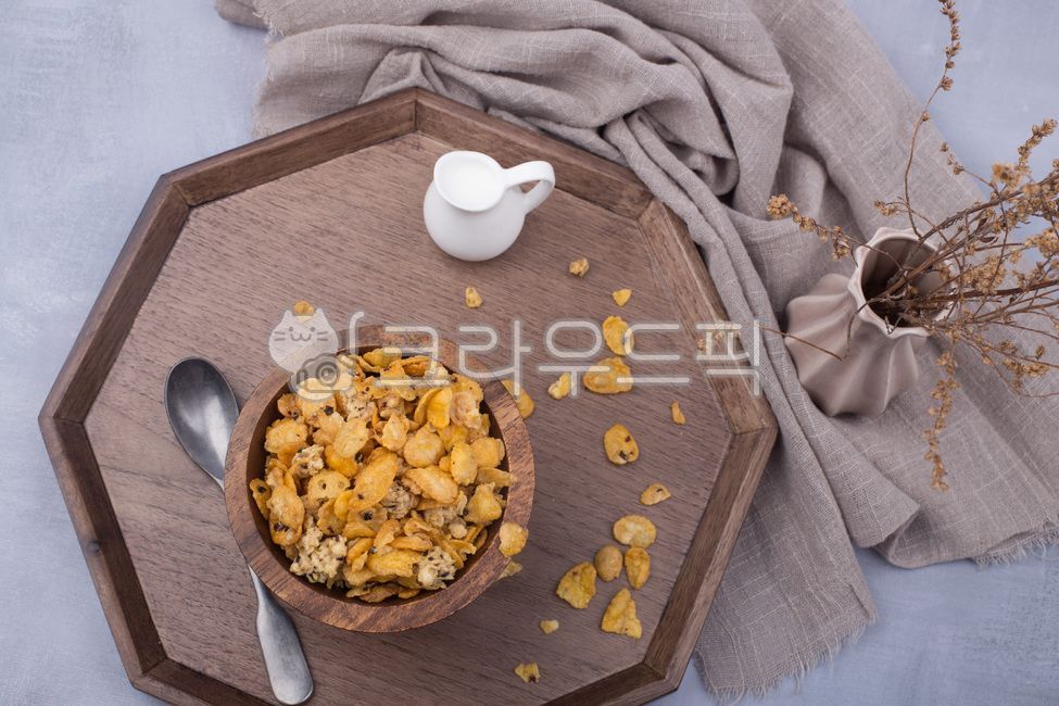 씨리얼,시리얼,그래놀라,후레이크,통곡물,곡물,오트밀,우유,아침식사,간편식,음식,스푼,숟가락