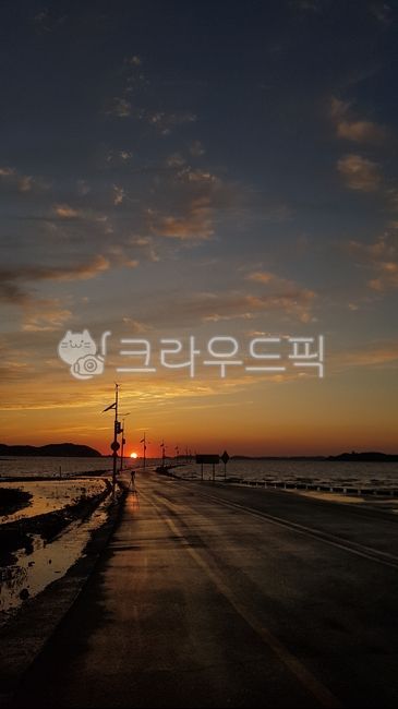 일몰,해안도로,황혼,붉은하늘,가로등,해,바다