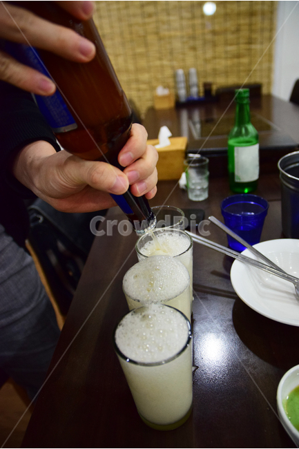 술,회식,폭탄주,제조,믹스,문화,술자리,맥주,소주,음주,음주문화,사람,인물,인간,human,person,신체일부,몸,body,술,주류,alcohol