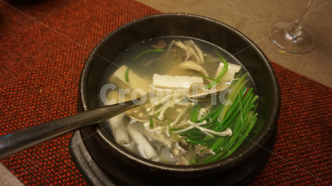 국,음식,한식,국물,찌개,맑은국,맑은국물,뚝배기,요리,국물요리,해장국,고급요리,고급음식,두부,부추,버섯,음식,식재료,요리,food,cook,meal,dishes,food reserves,한식,한국음식,한국요리,korean food,korean dishes,korean meal,korean cook