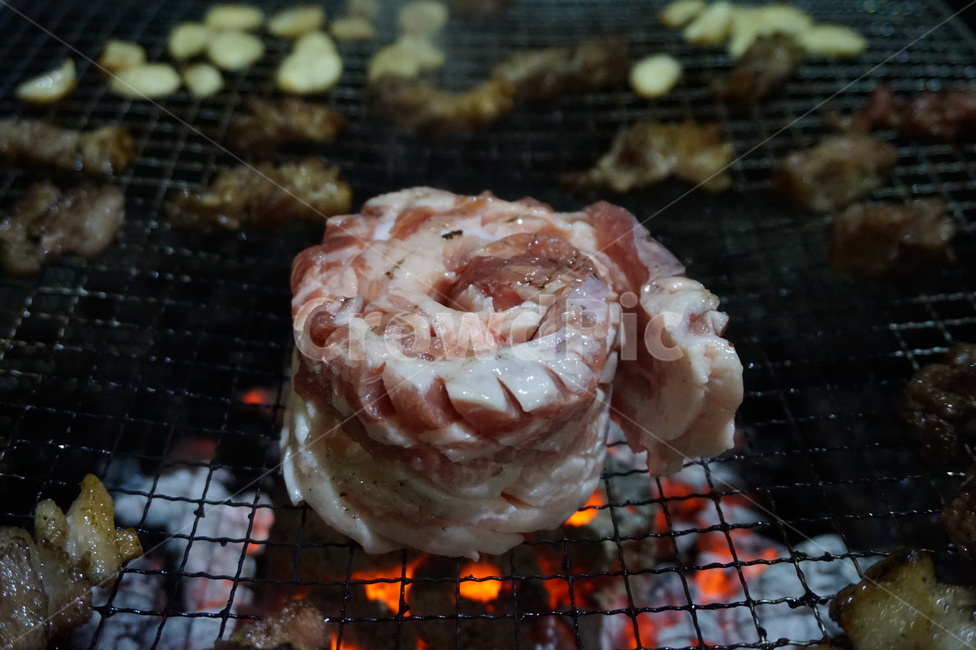 벌집삼겹살,칼집삼겹살,캠핑,바베큐,숯불구이,camping,직화구이,삼겹살,돼지고기,꽃삼겹살,pork,바베큐파티,barbecues,barbecueparty,party,파티,생고기,힐링,여유,저녁