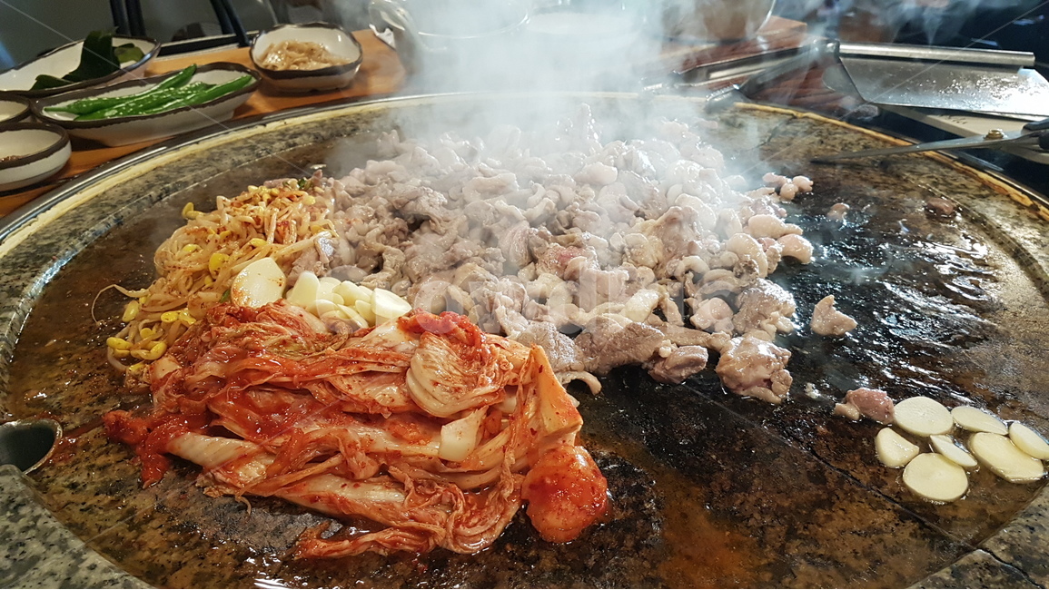 요리,외식,식당,불판,고기,오리고기,김치,구이,한식,돌판,bbq,table,barbeque,restaurant,roasted,kimchi,stone,fan,dinner,음식,식재료,요리,food,cook,meal,dishes,food reserves,육류,고기,meat