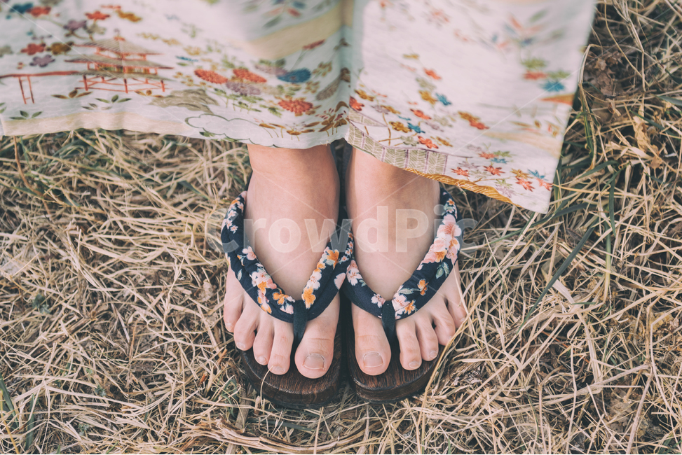 게다,나막신,슬리퍼,발,발가락,일본전통신발,유타카,기모노,꽃무늬,벚꽃,잔디,풀,야외,공원,맨발,일본전통,일본의상,옷,감성사진,일본스냅,스냅촬영,일본,해외,외국,세계,foreign,oversea,world,사람,인물,인간,human,person,신체일부,몸,body,여성,여자,woman,female,lady,패션스타일,의상,fashion,style,감성,sensible,feeling