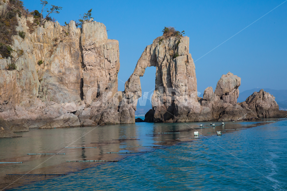 자연,풍경,경치,암벽,괴석,화강암,섬,활개바위,하늘,물결,반영,대양,ocean,sea,바다,water,물,outdoors,옥외,nature,shoreline,해안선,낭떠러지,cliff