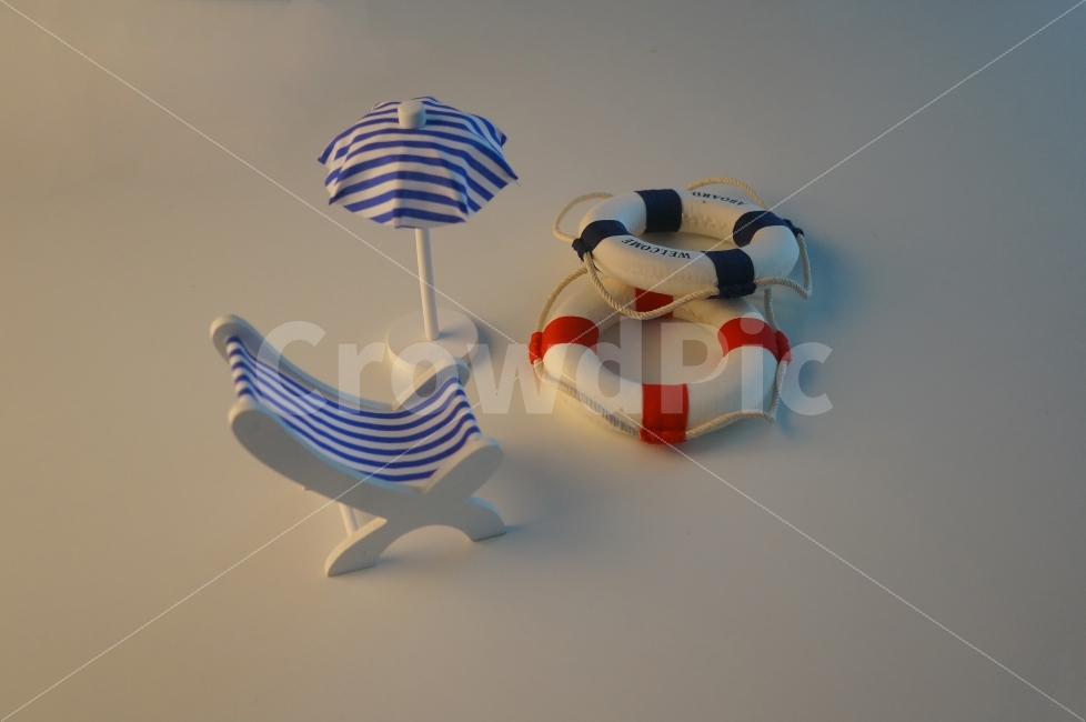 튜브,장난감,의자,여름,바닷가,해변,바다,소품,썸머,summer,여름,계절,summer,season,여행,휴가,traveling,vacation,trip,색깔,색상,색채,색감,color sense,color sensitivity,feeling of color,사물,물건,오브젝트,thing,object,matter,연출,컨셉,콘셉,direction,concept,toy