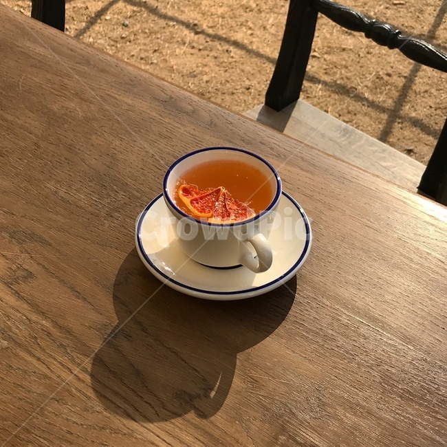 홍차,자몽티,컵,머그잔,햇살,그림자,tea,grapefruit,자몽,카페,cafe,sunlight,감성,감성사진,봄,spring,테라스,야외
