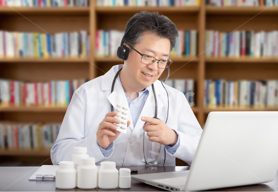 japan,remote,laptop,Asian,professional,chinese,5g,computer,Telemedicine,copy space,bust,man,hospital,attending physician,stethoscope,laugh,1 person,Epidemic,Home treatment,disease,consulting,Medical treatment,diagnosis,health,medicine,Telephone consultati
