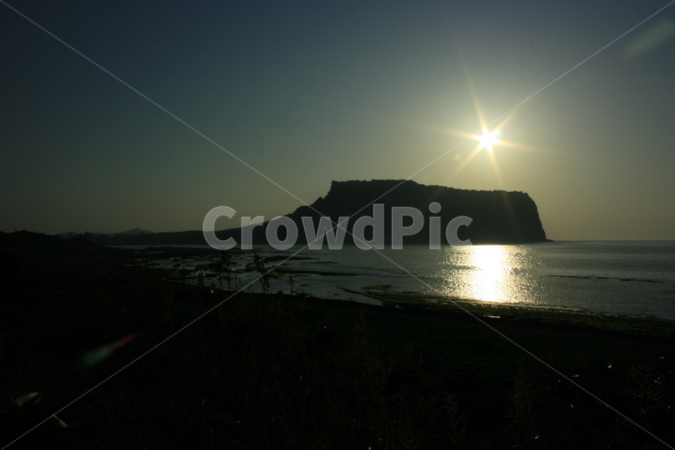 일출,제주도,성산일출봉,풍경,바다,그림자,태양,자연,풍경,nature,landscape,한국자연풍경,한국자연경관,korea nature landscape,제주도,jeju,jeju island,실루엣,그림자,silhouette,shadow,light,빛,flare,플레어