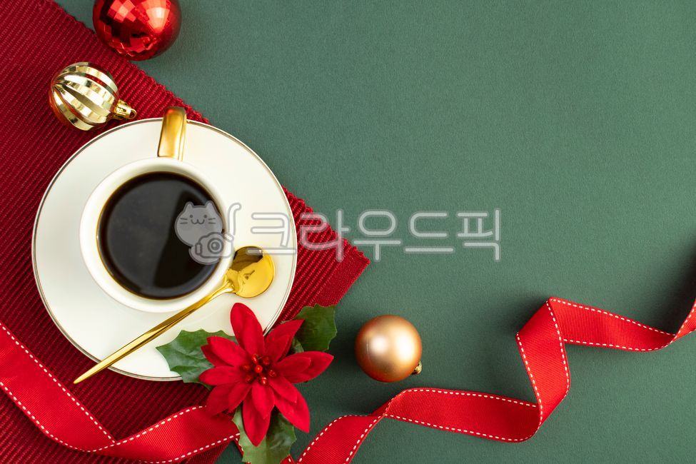 성탄절,크리스마스,배경,카피공간,커피,데코레이션,음료,데코,리본,잔,골드,카페,먹을것,공,차,장식,컨셉,접시,백그라운드,꾸밈,테이블,빨강,기념일,초록,이벤트,마시다,카페인,머그잔,hot,성탄,커피잔,받침,탁자,갈색,아침식사,에스프레소,다방,테이블매트,받침접시,메리크리스마스,성탄절,merry christmas