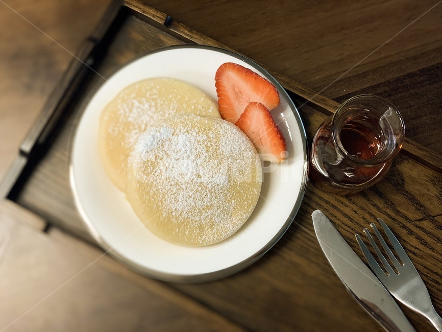 음식,팬케이크,과일,카페,빈티지,pancake,strawberry,컨셉,필름카메라,모노톤,음식,식재료,요리,food,cook,meal,dishes,food reserves,디저트,간식,후식,dessert,snack
