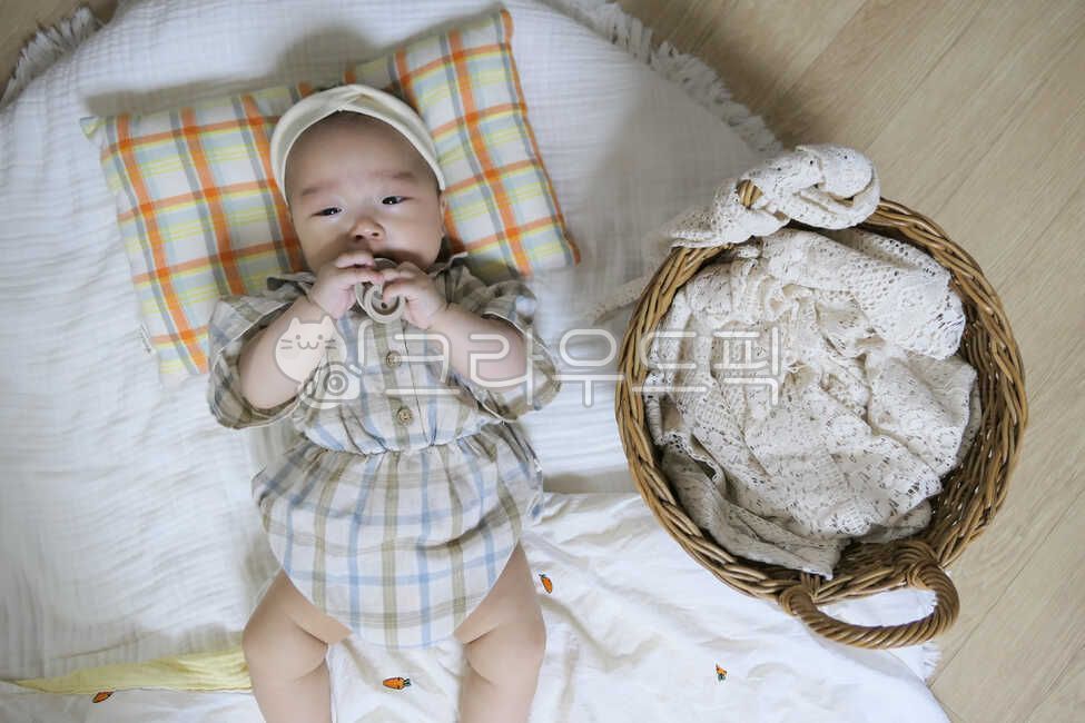 하얀색,헤어밴드,러그,흰색,천지난만한,아기,신생아,사람,갓난아기,귀여운,작은,소중한,앙증맞은,인간,어린,한살,1세,만0세,아가,영유아,얼굴,눈,코,입,엄마품,안긴,베이비,천사같은,사랑스러운,가족,아들,라이프스타일,생활,육아,보육,아시안,한국인,동양인,한국,베개,바구니,라탄바구니,체크무늬,사람,인물,인간,human,person,영유아,아기,애기,아이,infants,baby