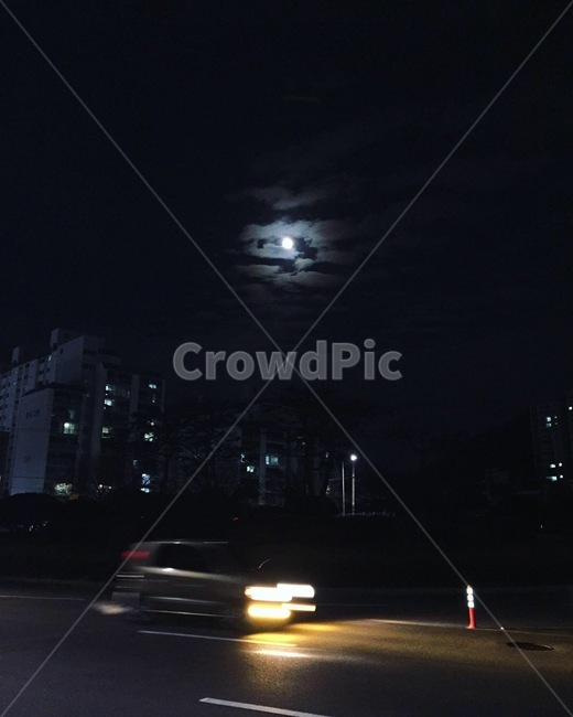 달,지나가는차,저녁퇴근길,져녁,져녁밤,야경,밤,풍경,nightscape,night,landscape,automobile,자동차,car,차,vehicle,차량,transportation,교통,outdoors,옥외,nature,자연