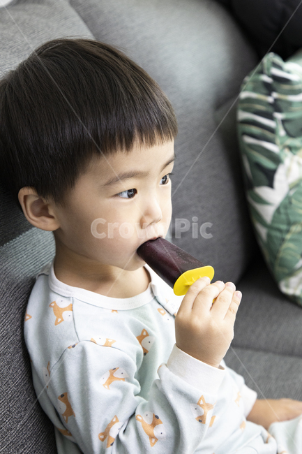어린이,음식,아이스케키,빙수,얼린,손잡이,만든,내복,먹는,차가운,색깔,손,아이,남자,소파,사람,인물,인간,human,person,어린이,어린아이,child,children,kid