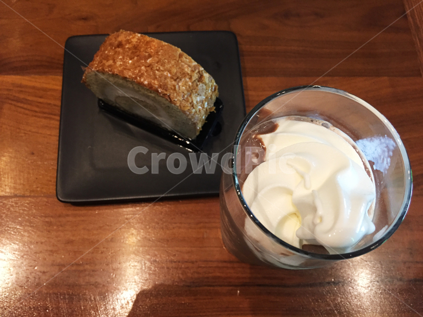 아이스크림,초코,디저트,카페,롤케잌,테이블,아이스초코라떼,음식,식재료,요리,food,cook,meal,dishes,food reserves,디저트,간식,후식,dessert,snack