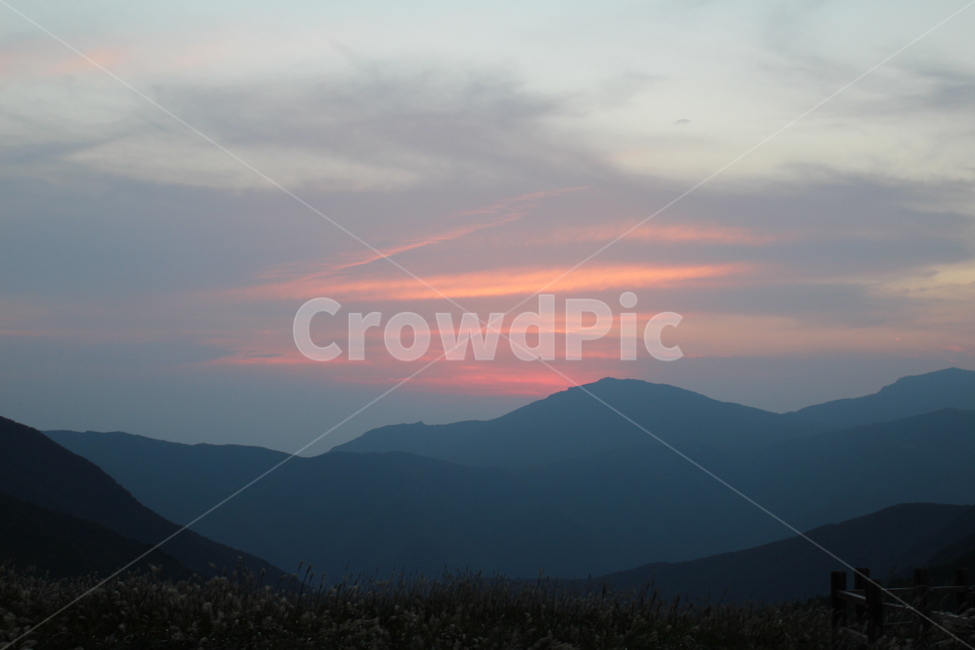 노을,일몰,산,자연,풍경,어둠,배경,영롱한,아름다운,구름,태양,빛,자연,풍경,nature,landscape,mountain range,산맥,outdoors,옥외,mountain