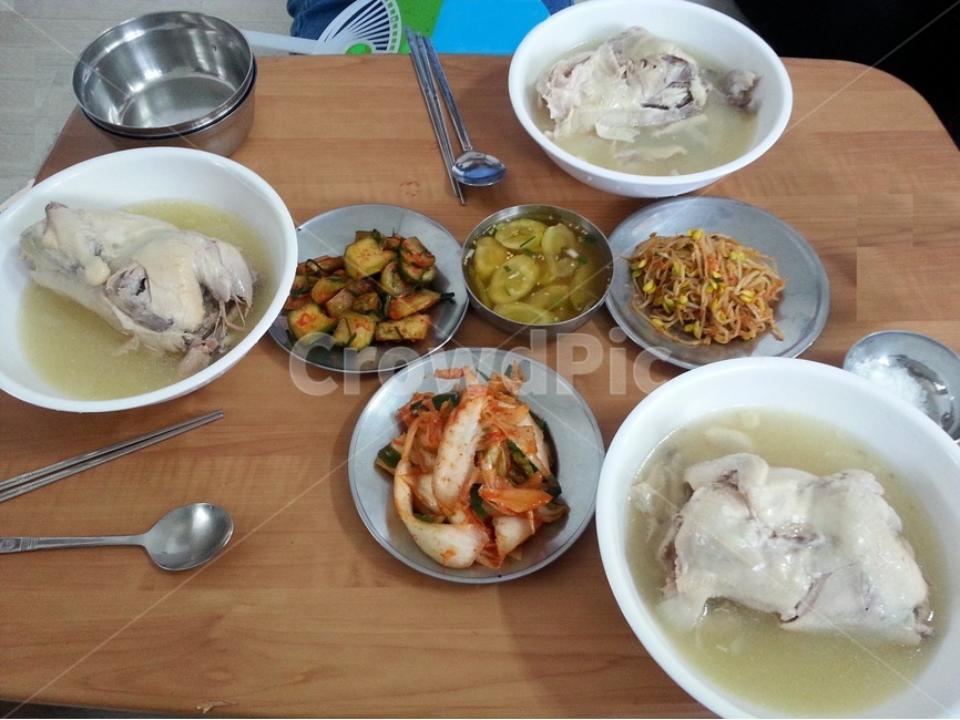 점심,삼계탕,복놀이,상차림,백반,sus,lunch,ginsengchickensoup,garlic,ginseng,cucumber,koreanfood,spoon,chopsticks,kimchi,beansprouts,콩나물무침,오이깍두기,오이지,숱가락,젓가락,앞접시,스텐,국그릇,소금,음식,식재료,요리,food,cook,meal,dishes,food reserves,육류,고기,meat,한식,한국음식,한국요리,korean food,korean dishes,korean meal,korean cook