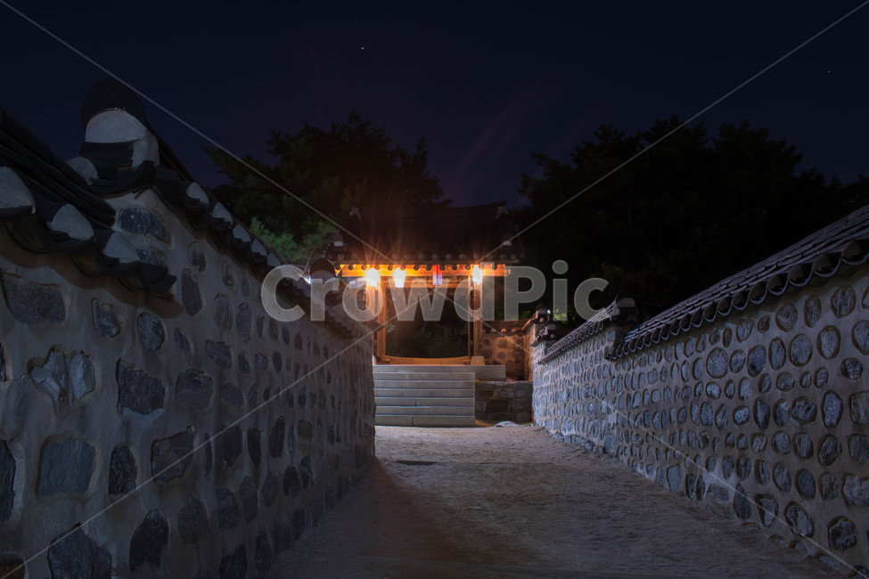 한옥마을,한옥,기와,담벼락,골목,남산골한옥마을,전통,한국,야경,밤,풍경,nightscape,night,landscape,한국전통,한국문화,korean traditional,korean culture,건축물,건물외관,exterior,building,structure,architecture,construction