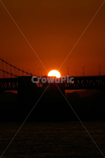 다리,일몰,대교,저녁,실루엣,도시,풍경,city,landscape,실루엣,그림자,silhouette,shadow,교통,교통수단,traffic,transportation,nature,자연,outdoors,옥외,sunlight,햇빛,sky,하늘,dusk,황혼,red sky,붉은 하늘,dawn,새벽,sunset
