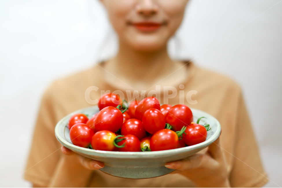 tomato,토마토,방울토마토,과일,다이어트,사람,인물,인간,human,person,여성,여자,woman,female,lady,음식,식재료,요리,food,cook,meal,dishes,food reserves,과일,열매,fruit,채소,야채,vegetables
