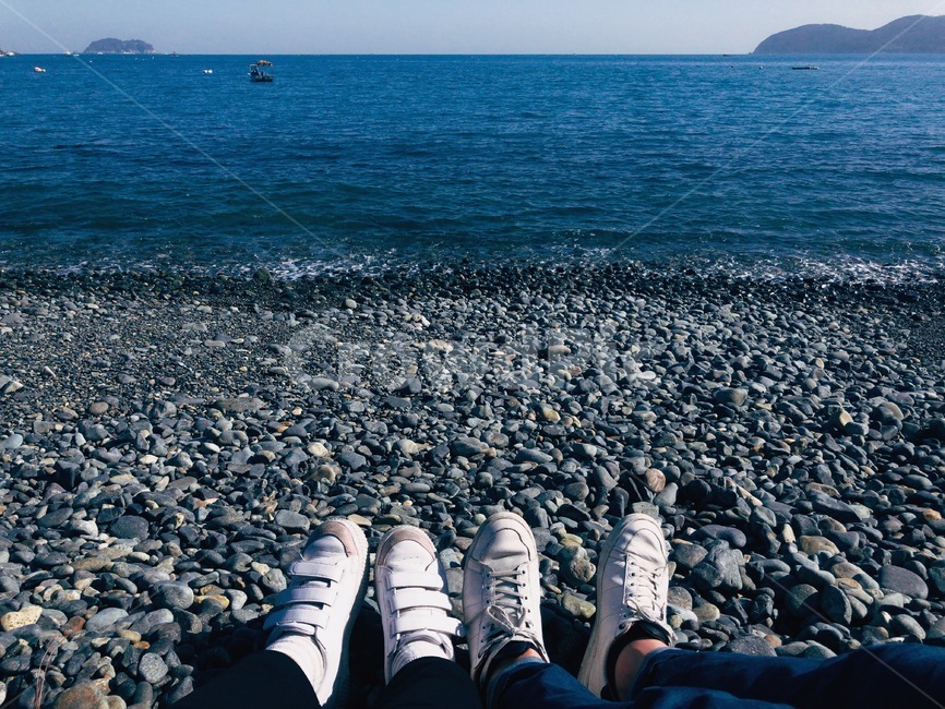 몽돌,해수욕장,데이트,남자친구,여자친구,바다,돌,돌멩이,sea,sky,date,love,자연,발,감성,해변,바다,beach,sea,사람,인물,인간,human,person,신체일부,몸,body,연인,커플,사랑,lover,couple,여행,휴가,traveling,vacation,trip