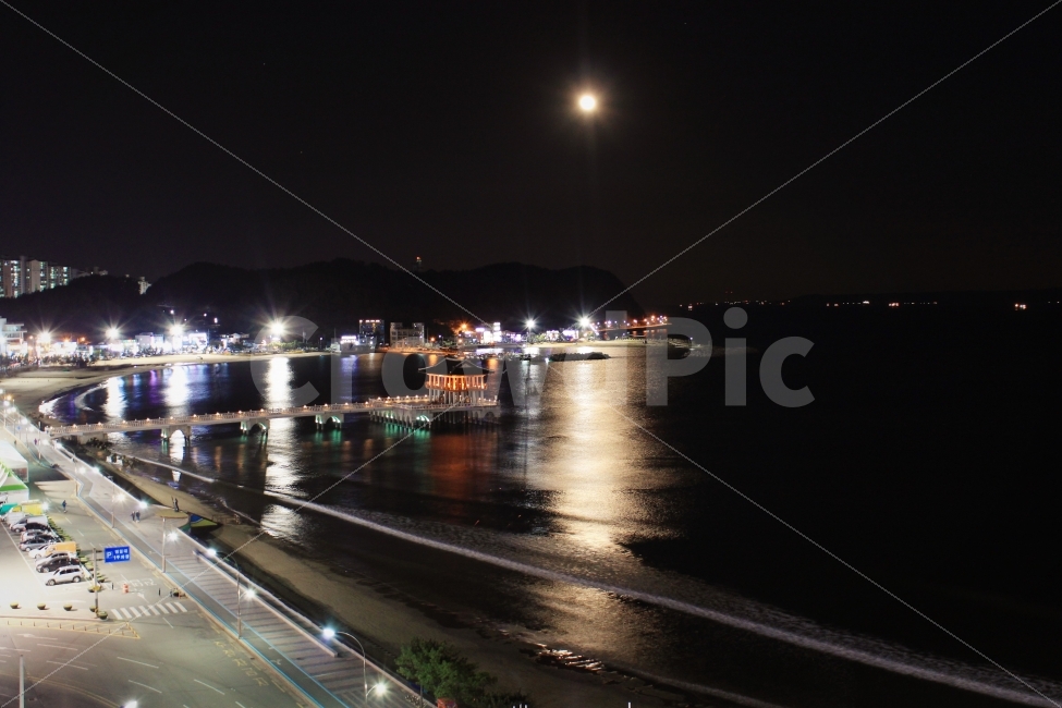 달,야경,바다,밤바다,달빛,포항,영일각,보름달,풍경,도시,풍경,city,landscape,해변,바다,beach,sea,야경,밤,nightscape,night,road,도로,freeway,고속 도로