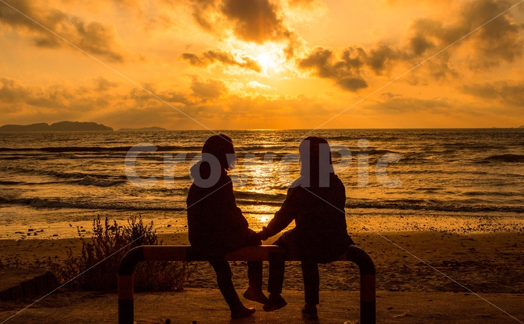 바다,실루엣,청포대해수욕장,노을,일몰,여유,행복,해변,바다,beach,sea,사람,인물,인간,human,person,인물실루엣,사람실루엣,character silhouette,human silhouette,친구,우정,friendship,companion,hand,손,holding hands,손을 잡고,bench,벤치