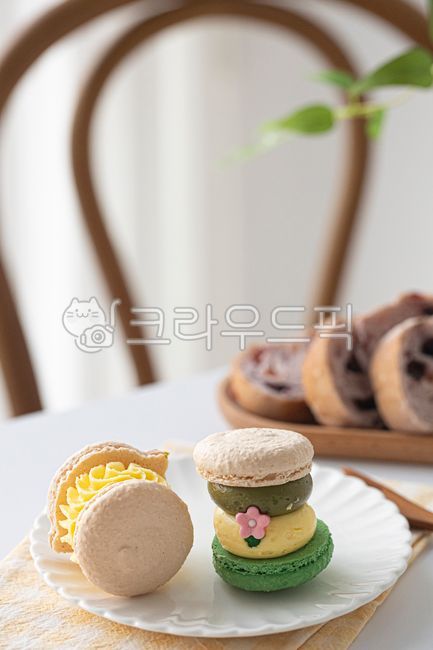 meringue,bread,cookie,bakery,snack,Baked snacks,chair,cream,food,Rye bread,peeling,dessert,macaroon