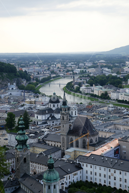 outdoors,nature,자연,풍경,scenery,경치,landscape,aerialview,유럽,오스트리아,잘츠부르크,성당,교회,europe,salzburg,austria,urban,river,강,집,house,도시,지붕,roof,다리,bridge