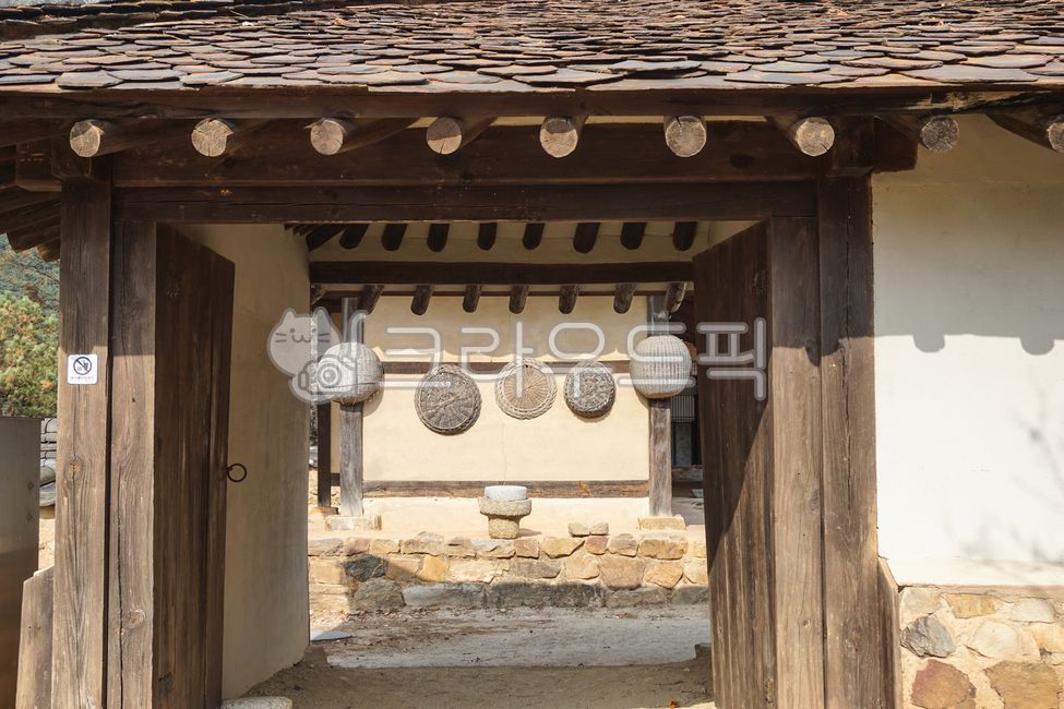 한옥,한옥집,목조기와,돌기와,시골집,할머니집,시골,전통집,전통주택,korean,오래된,온돌,대문,출입문,door