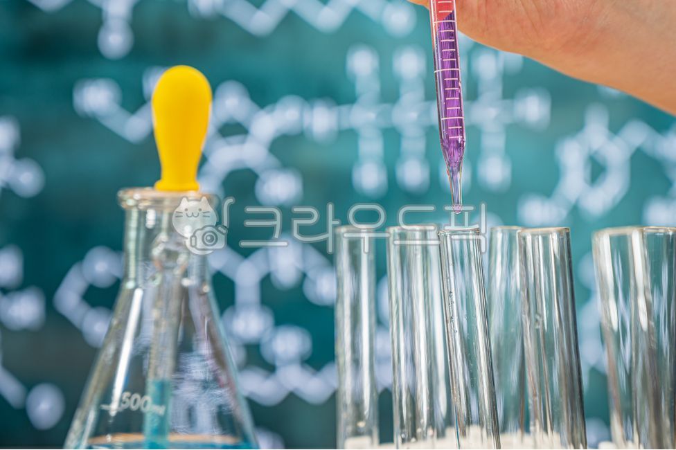 연구,실험도구,기술,스포이드,과학자,칠판,생명공학,교육배경,발명의날,연구개발,화학,발견,개념,삼각플라스크,과학교육,과학,시험관,도구,발명,실험실,학교,배경,교육,과학의날,화학식,컨셉,백그라운드,분석,사람손,손동작,화학공식,과학배경