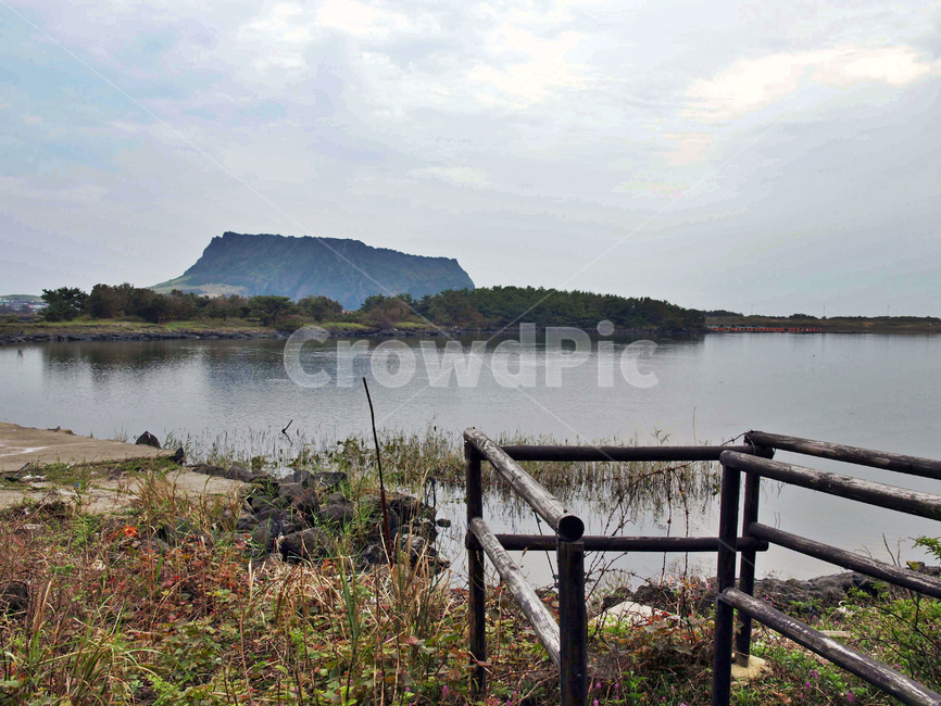 성산일출봉,제주,서귀포시,올레2코스,내수면,둑,자연,풍경,nature,landscape,한국자연풍경,한국자연경관,korea nature landscape,제주도,jeju,jeju island,outdoors,옥외,land,땅,water,물,sea,바다,ocean,대양,shoreline,해안선