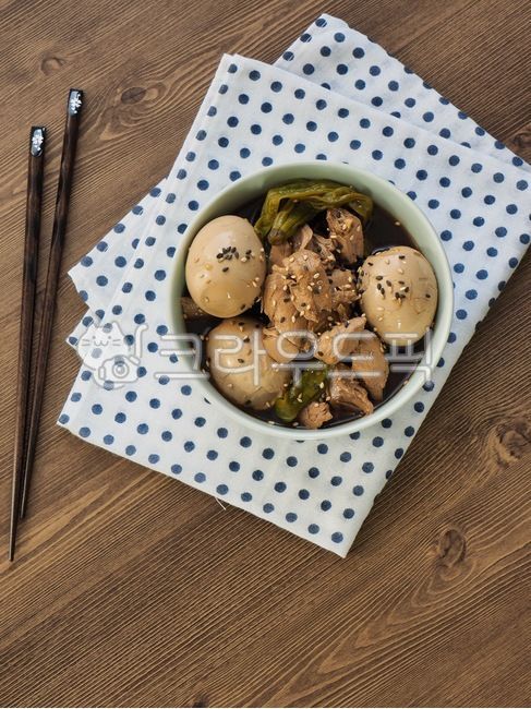 장조림,계란장조림,닭가슴살장조림,닭가슴살,간장조림,간장,반찬,한국음식,아시아음식,배경,검정,닭고기,고기,음식,전통음식,한국전통음식,웰빙,웰빙음식,삶은달걀,삶은계란,식사,요리,chickenbreast,soysauce,sidedish,koreanfood,asianfood,background,black,chicken,meat,food,traditionalfood,koreantraditionalfood,wellbeing,wellnessfood,boiledegg,meal,cooking
