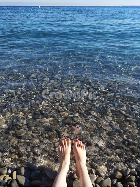 바다,발,투명한물,돌,수평선,물,해변,여름,sea,beach,summer,여름,계절,summer,season,사람,인물,인간,human,person,신체일부,몸,body,toe,발가락