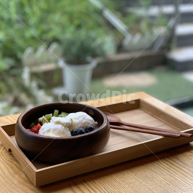 yogurt,cafe,Greek yogurt,dessert,brunch,Kiwi Yogurt,Blueberry Yogurt,Banana Yogurt,Cranberry Yogurt