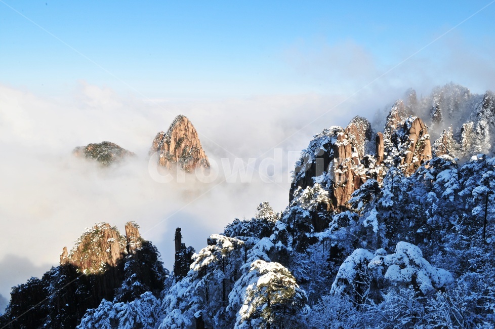 nature,자연,weather,날씨,outdoors,옥외,mountain,산,mountainrange,산맥,ice,빙,peak,피크,중국,황산,중국황산,황산설경,운해,설산,설경,바위산,절벽,중국비경,상고대,경치,경관,풍경,비경,명산,정상,골짜기,기암,기암괴석
