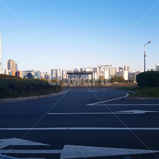 도로,하늘,달,풍경,도시,도시,풍경,city,landscape,한국도시풍경,한국도시경관,korea cityscape,asphalt,아스팔트,road,intersection,교차로
