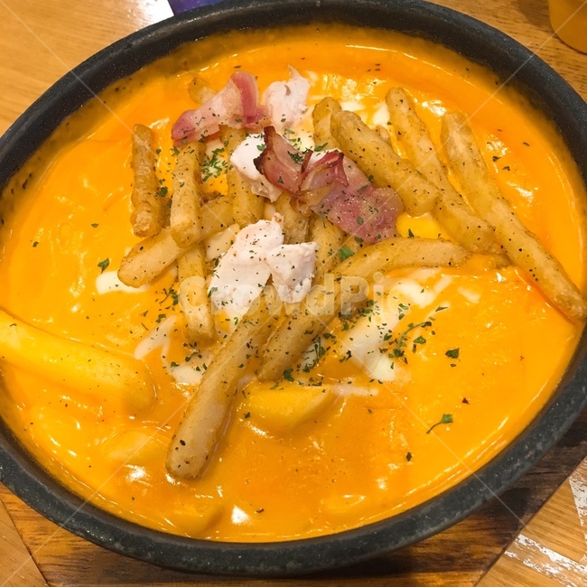 떡볶이,food,식품,meal,식사,dish,요리,bowl,사발,음식,맛집,감자튀김,튀김,크림,로제소스,로제,베이컨,bacon,cream,potato,chips,감자,떡,파슬리