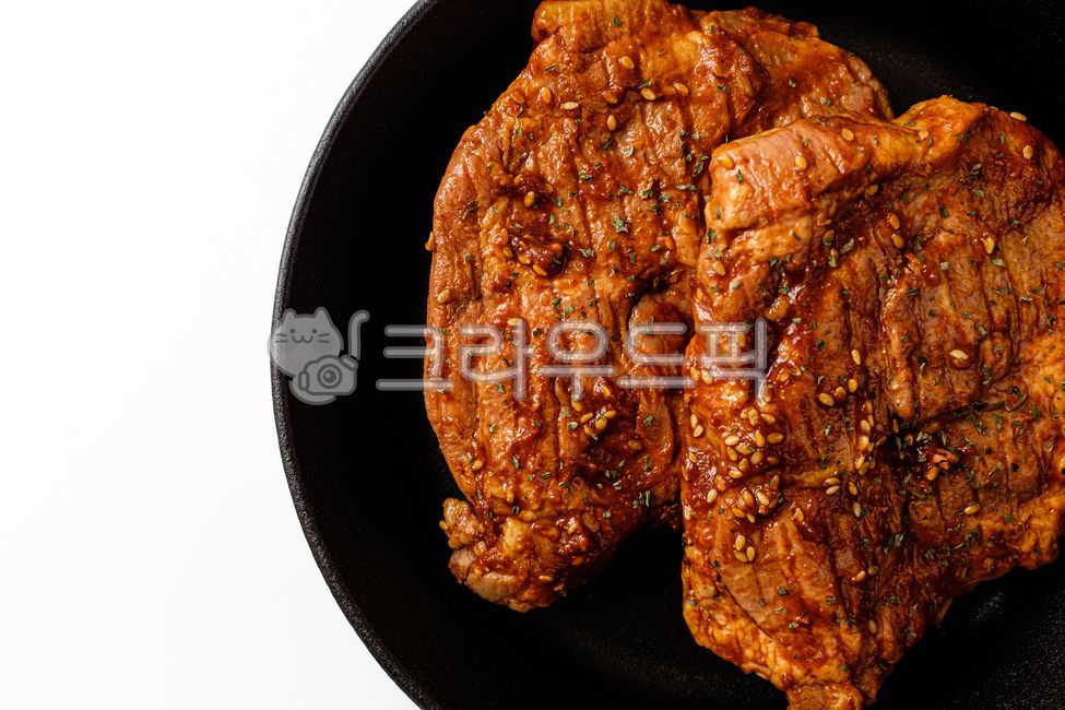 목살바베큐,바베큐,목살,돼지고기,고기,바비큐,돼지고기목살,스테이크,양념,소스,구이,음식,식사,식품,식료품,재료,식재료,음식재료,클로즈업,부드러운