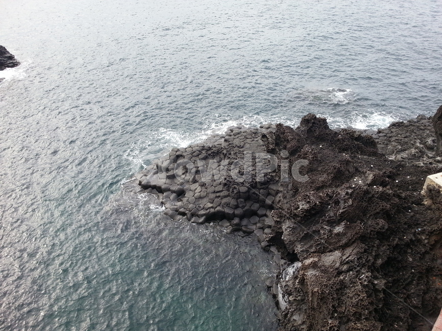 현무암,주상절리,절벽,자연,outdoors,sea,바다,ocean,대양,cliff,낭떠러지
