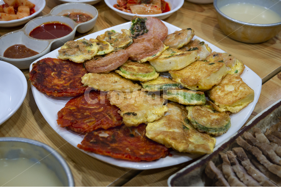 모둠전,모듬전,호박전,김치전,동태전,소시지,햄,한국,전통,음식,주막,안주,나무테이블,밀가루,지짐,지짐이,지지미,맛있는,고소한,기름진,음식,식재료,요리,food,cook,meal,dishes,food reserves,한식,한국음식,한국요리,korean food,korean dishes,korean meal,korean cook