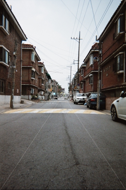 필름,필름카메라,road,도로,아스팔트,건물,building,street,asphalt,거리,town,도시,city,시티,automobile,자동차,car,차,film,골목길,alley
