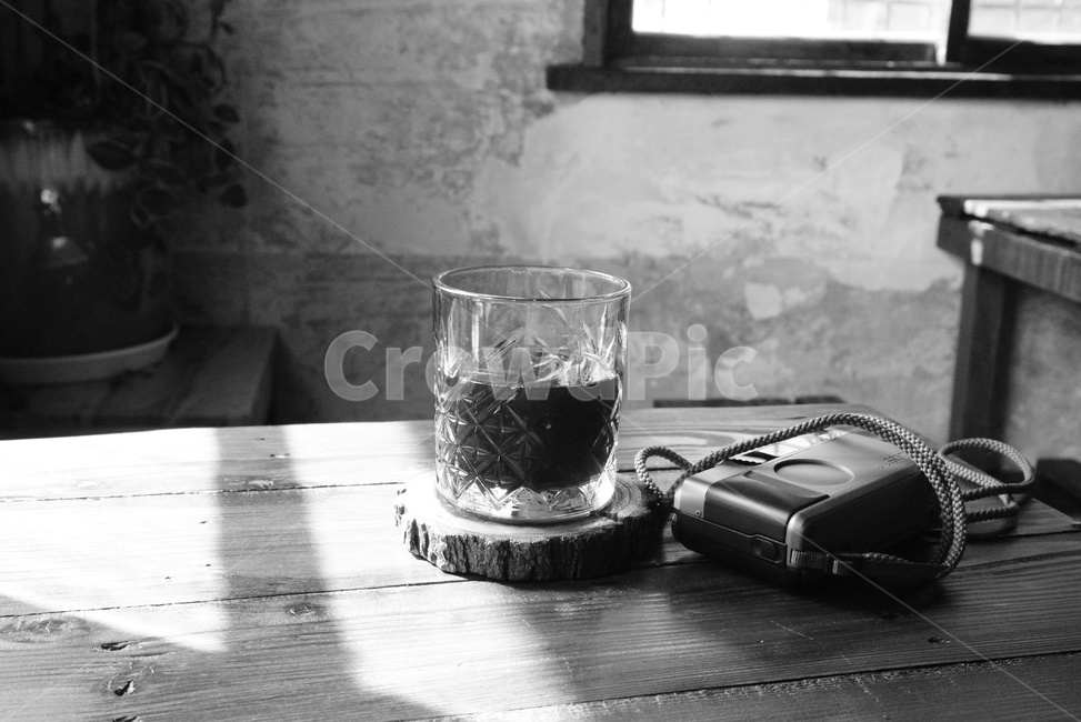 wait,past,analog,tea,wooden stand,coffee,wood,black and white,camera,empty seat,Cup,glass cup,film camera