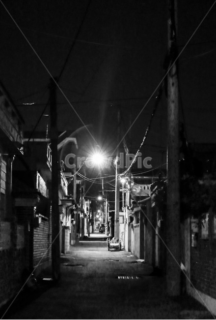 거리,어반,도시,시티,street,urban,city,건물,building,road,town,alleyway,alley,골목,가로등,야경,흑백,골목길,alley,흑백,모노톤,monochrome,black and white
