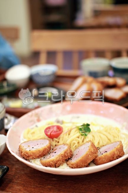 스파게티,파스타,크림파스타,안심카츠,안심돈까스,돈까스,noodle,면발,면류,크림파스타안심카츠,food,음식,meal,식사,dish,접시,돼지고기,meat,커틀렛,cutlet