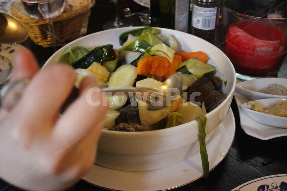 dish,요리,food,음식,meal,식사,스튜,레스토랑,접시,야채,고기,손,hand